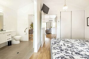 Tabla de planchar con plancha, wifi gratis, ropa de cama