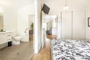 1 bedroom, desk, free WiFi, bed sheets