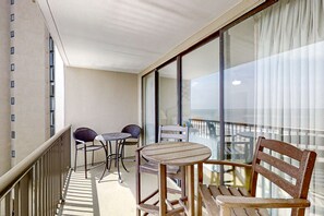 Outdoor dining - Oceanfront condo with balcony, amazing view, pool, hot tub & beach access (North Myrtle Beach)