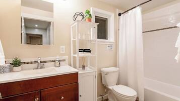 Douche, sèche-cheveux, serviettes fournies