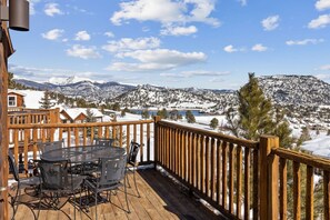 Outdoor dining - Luxury Condo with 2 master suites, Mary`s Lake and Mountain Views (Estes Park)