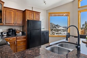 Fridge, microwave, oven, stovetop - Luxury Condo with 2 master suites, Mary`s Lake and Mountain Views (Estes Park)
