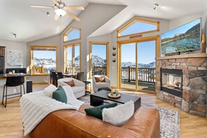 TV, fireplace - Luxury Condo with 2 master suites, Mary`s Lake and Mountain Views (Estes Park)