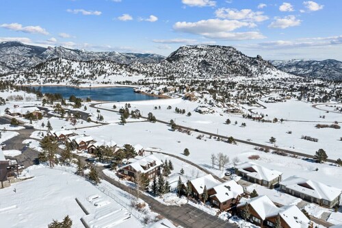 Luxury Condo with 2 master suites, Mary`s Lake and Mountain Views