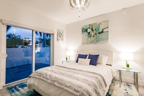 5 soverom, skrivebord, strykejern/-brett og reiseseng for barn