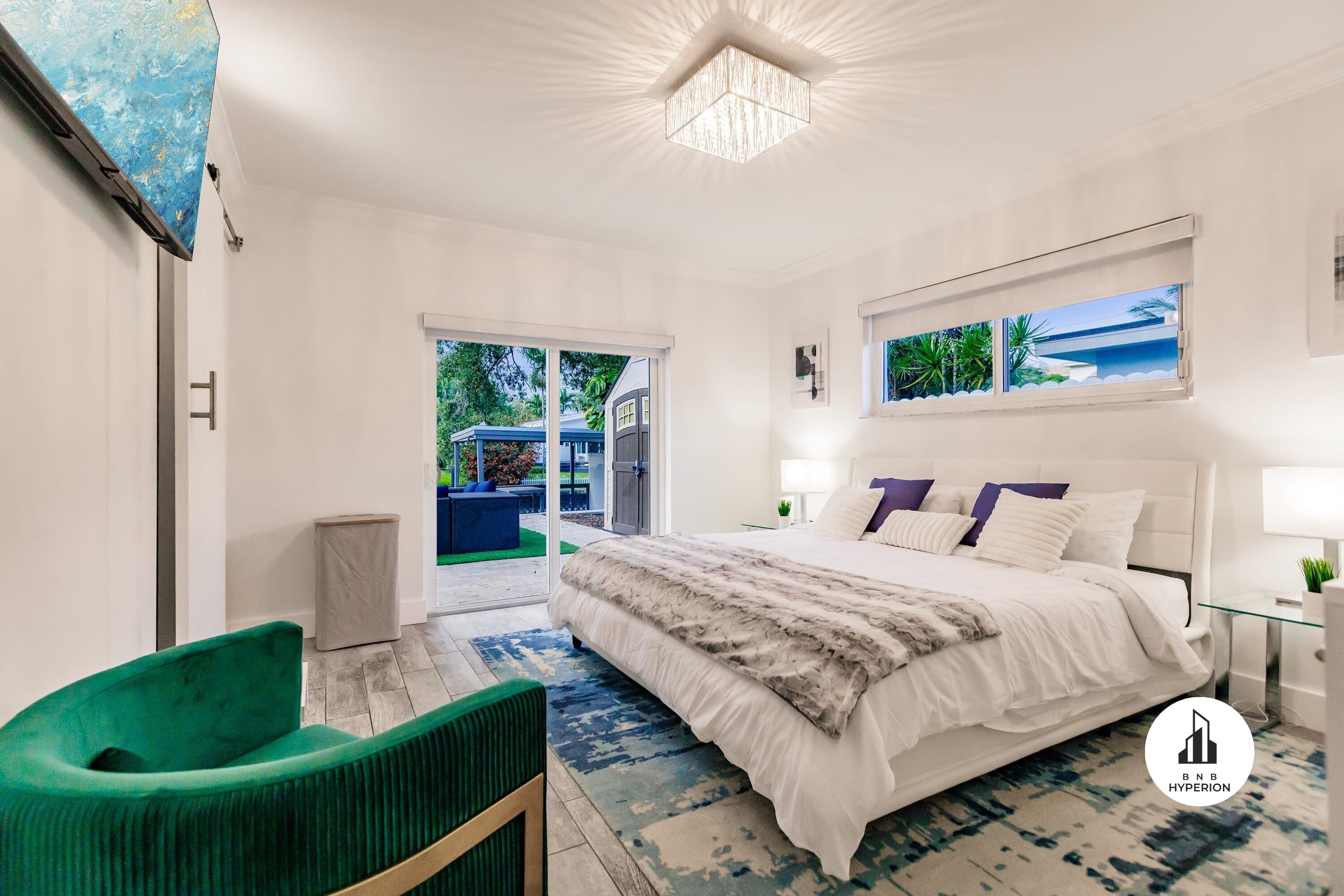 5 habitaciones, escritorio y tabla de planchar con plancha 