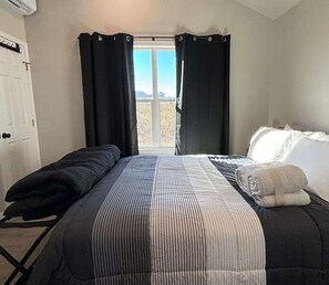 1 bedroom, desk, WiFi, bed sheets - Desert Quail Oasis: Style, Comfort & Easy Access (Terlingua)