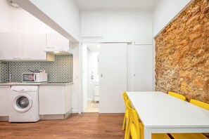 Kylskåp, mikrovågsugn, ugn och kaffe- och tebryggare