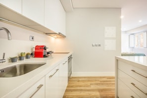 Réfrigérateur, four à micro-ondes, un four, cafetière-théière