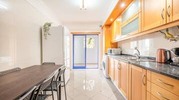 Geladeira, micro-ondas, fogão, lava-louças