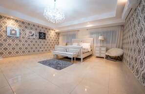 3 habitaciones, tabla de planchar con plancha, wifi y ropa de cama 