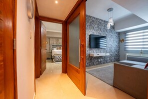 3 habitaciones, tabla de planchar con plancha, wifi y ropa de cama 