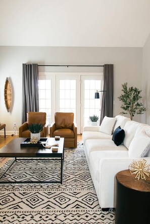 Fernseher, Kamin, Videospiele, Arbeitsbereiche