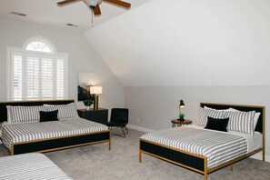 4 bedrooms, iron/ironing board, WiFi, bed sheets - Charming Sylvan Park Estate • Relax & Stay (Nashville)