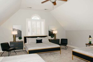 4 bedrooms, iron/ironing board, WiFi, bed sheets - Charming Sylvan Park Estate • Relax & Stay (Nashville)