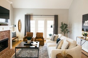 Fernseher, Kamin, Videospiele, Arbeitsbereiche