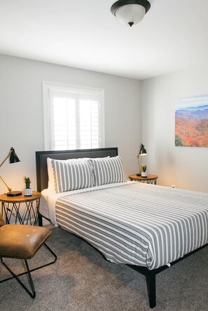 4 bedrooms, iron/ironing board, WiFi, bed sheets - Charming Sylvan Park Estate • Relax & Stay (Nashville)