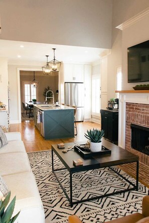 Fernseher, Kamin, Videospiele, Arbeitsbereiche