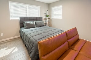 Tabla de planchar con plancha, wifi, ropa de cama