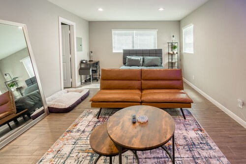 Cozy Downtown, Montrose Studio!
Free parking !