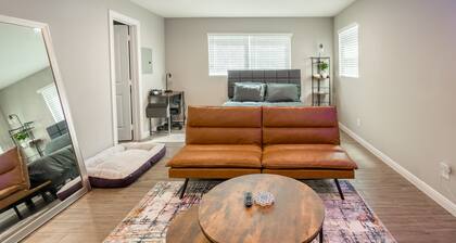 Cozy Downtown, Montrose Studio!
Free parking !