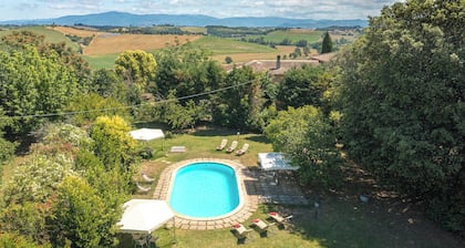 I Cipressi, 5 bedrooms with pool near Cortona