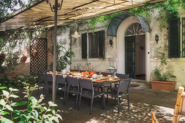 Outdoor dining