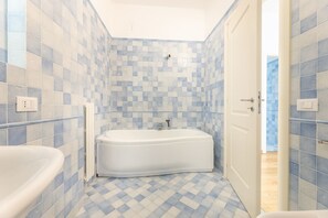 Dusche, Haartrockner, Bidet, Handtücher