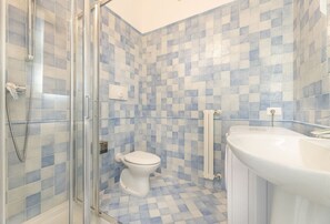 Regadera, secadora de cabello, bidet, toallas