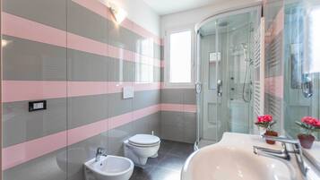 Doccia, asciugacapelli, bidet, asciugamani