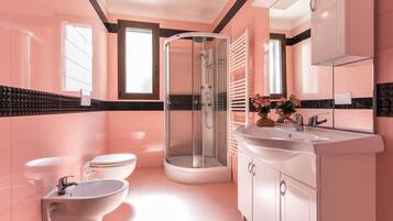 Doccia, asciugacapelli, bidet, asciugamani