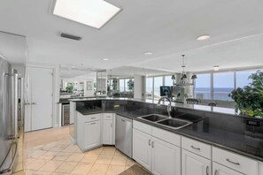 Fridge, microwave, oven, stovetop - Bel Mer 902 (Navarre Beach)