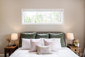 6 عدّة غرف نوم ومكتب ومكواة/لوح كي وسرير سفر