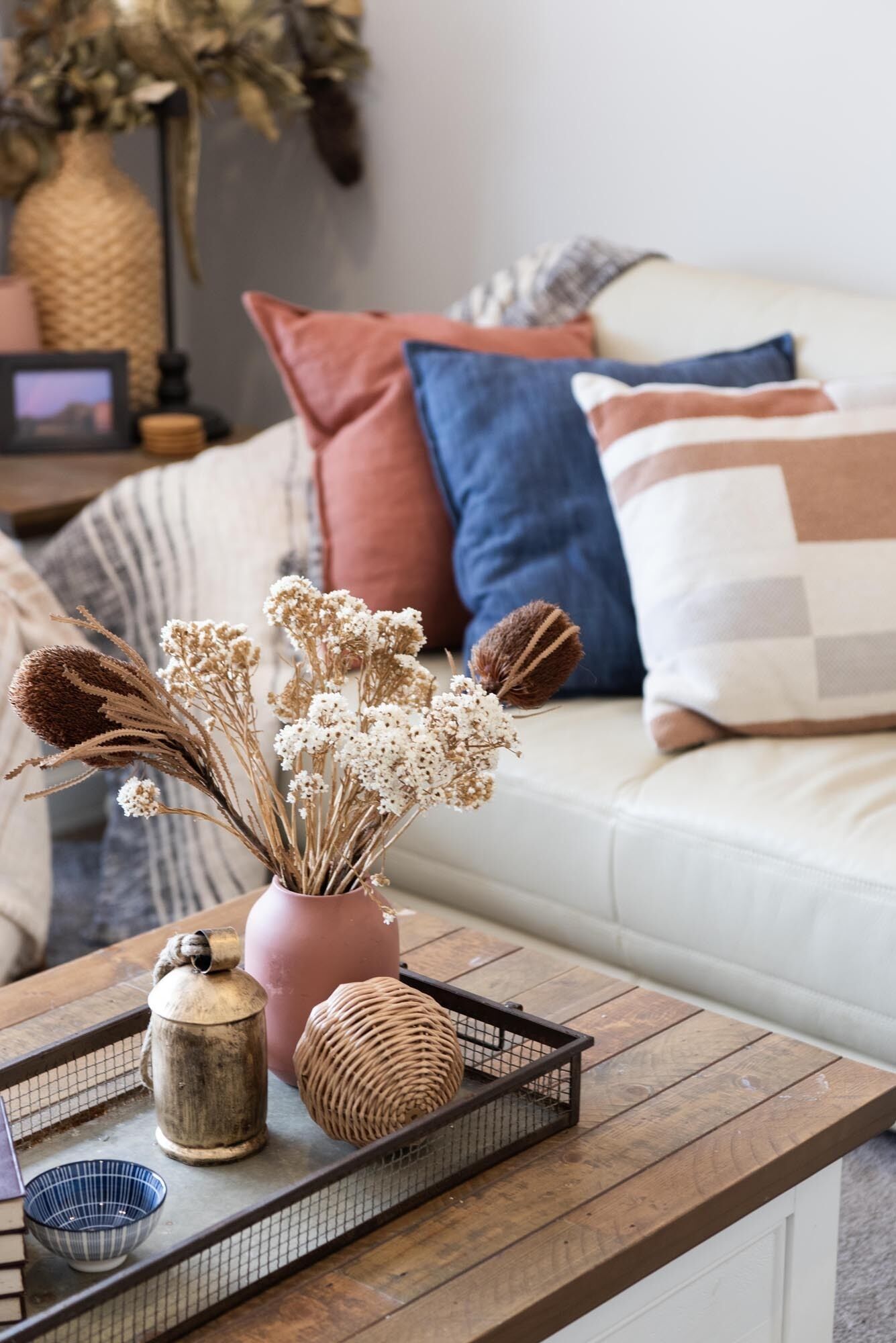 TV connectée, cheminée, livres