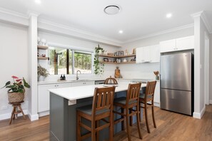 ثلاجة، ميكروويف، فرن، موقد طهي مسطح