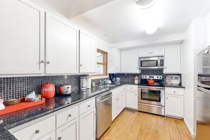 Kjøleskap, mikrobølgeovn, ovn og kokeplater