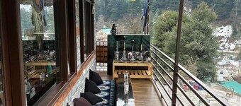 pet friendly and everything nearby in the heart of old manali