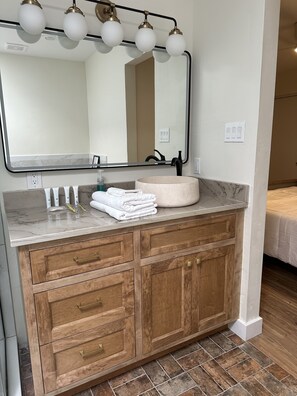 Douche, sèche-cheveux, serviettes fournies, savon