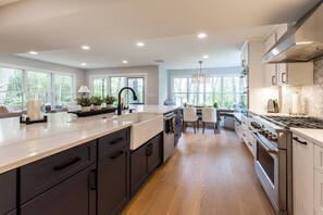 Fridge, microwave, dishwasher, coffee/tea maker - 2026 Commissioning Week Promo: Book 6 Nights, Get the 7th Free (Crownsville)