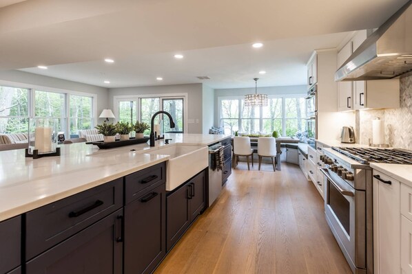 Jääkaappi, mikroaaltouuni, astianpesukone, kahvin-/teenkeitin