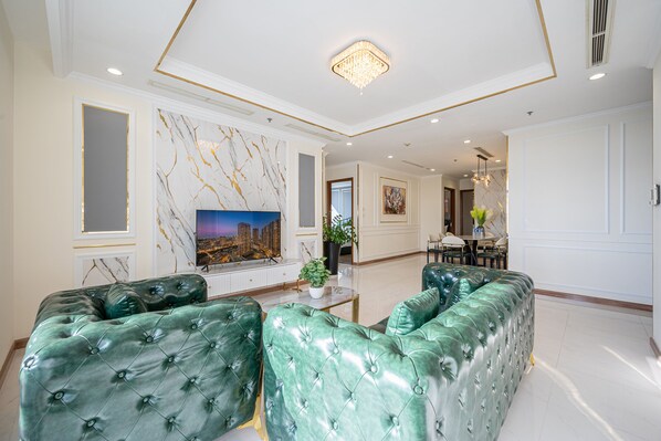 32-inch Smart TV with cable channels - Vinhomes Central Park - KIMI Residences (Ho Chi Minh City)
