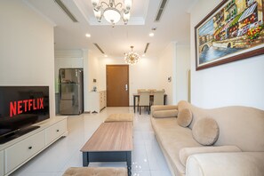 Down duvets, memory-foam beds, individually decorated - Vinhomes Central Park - KIMI Residences (Ho Chi Minh City)