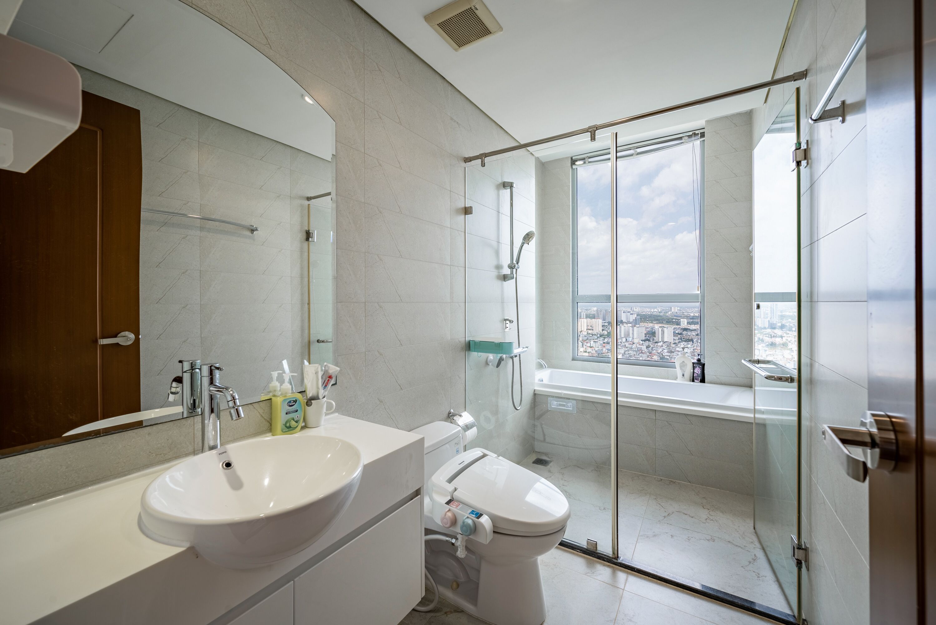Appartement Deluxe, 4 chambres, balcon, vue sur la ville | Salle de bain | Douche cascade, séchoir à cheveux, pantoufles, bidet