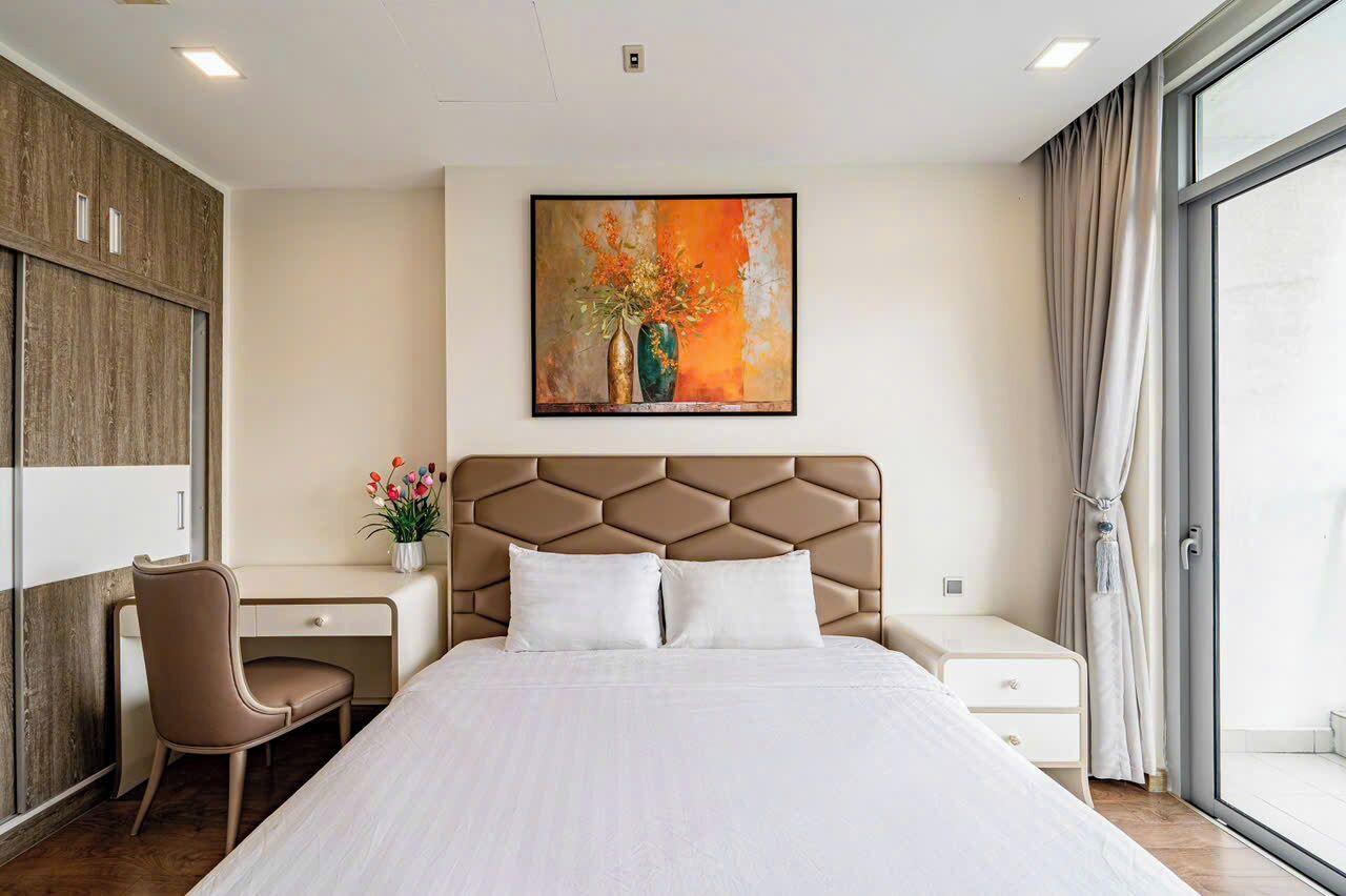 Une chambre d’hôtel moderne avec un grand lit, un bureau et une chaise.