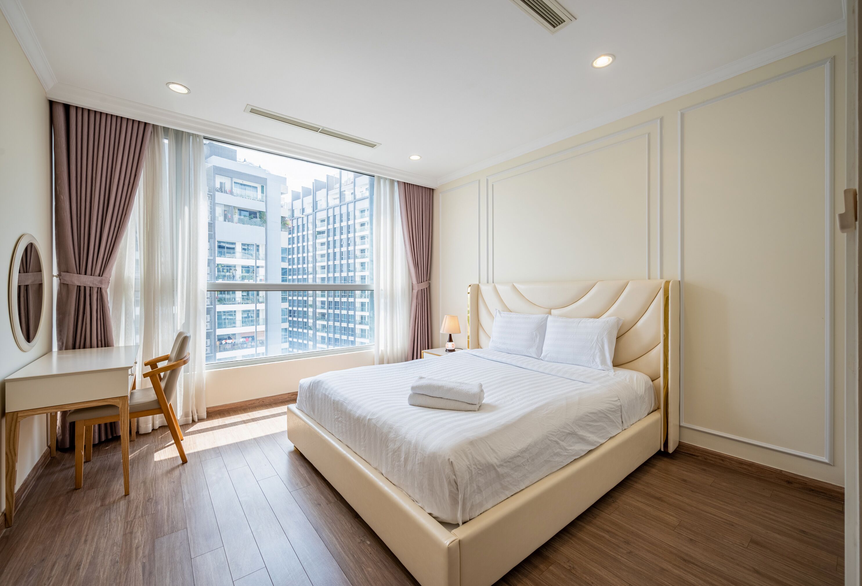 Apartamento luxo, 4 quartos, sacada, vista para a cidade | Edredons de pluma, camas com colchões de espuma com sistema de memória