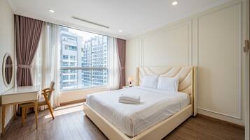 Apartamento luxo, 4 quartos, sacada, vista para a cidade | Edredons de pluma, camas com colchões de espuma com sistema de memória