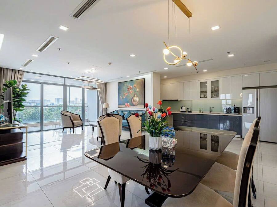 Appartamento Deluxe, 4 camere da letto, balcone, vista città | Area soggiorno | Smart TV 32 pollici con canali via cavo