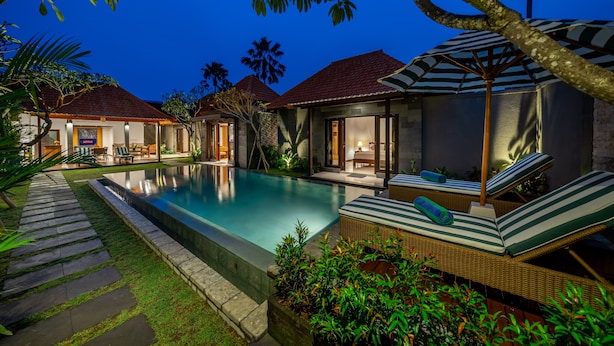 A poolside area with lounge chairs and a covered seating area. - Villa MD 2 Stylish 3 BR w/ Sunny Pool at Prime Eat Street (Badung)