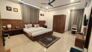 Deluxe Double Room | Individually decorated, free WiFi, bed sheets