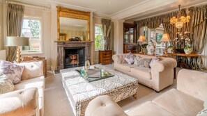 Fernseher, Kamin, Bücher, Arbeitsbereiche